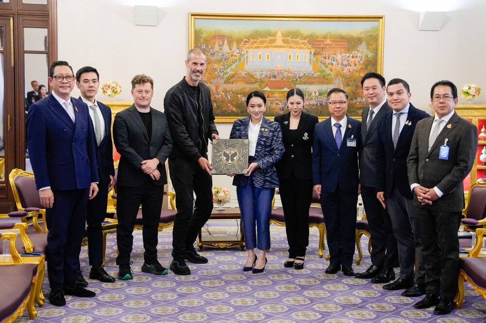 Thai Prime Minister Paetongtarn (fifth from left) met Tomorrowland CEO Vanwelsenaers (fourth from left) in Bangkok, to confirm the festival’s 2026 debut, boosting Thailand’s global event and music ambitions. Photo: X