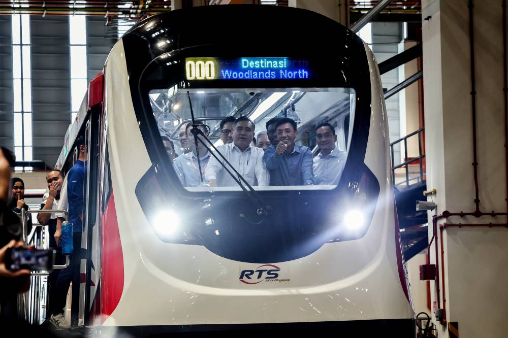 Transport Minister Anthony Loke (front left) and Singapore’s Acting Transport Minister Jeffrey Siow (second from right, front) pose inside the new train carriage during the launch of the Johor Bahru–Singapore Rapid Transit System (RTS) Link 01 at the Singapore Rail Test Centre today.
Also present was Johor Menteri Besar Datuk Onn Hafiz Ghazi (right). - Bernama photo