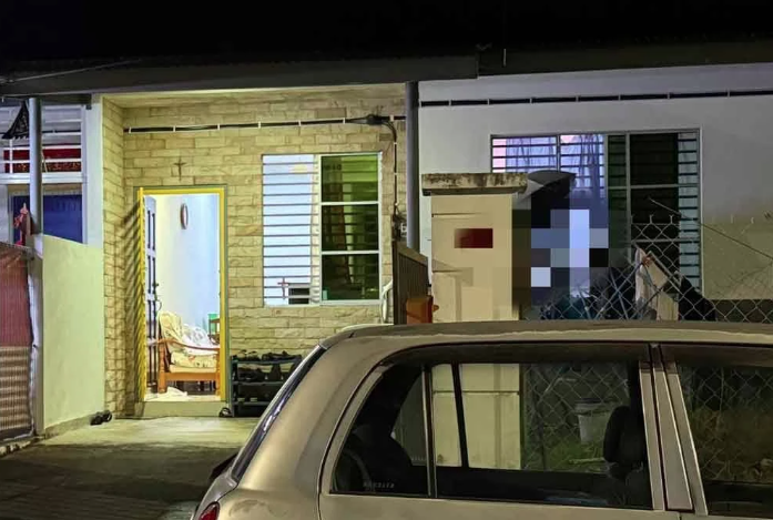 Forensic examination found a cut on the right arm of the couple's son, while the parents' bodies did not show any suspicious signs.