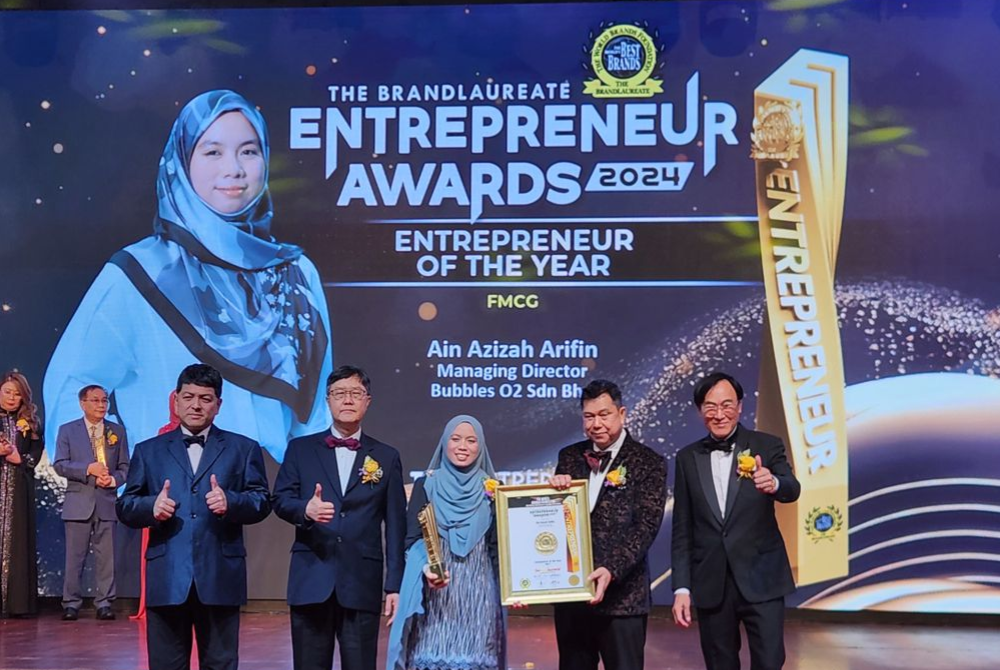 Ain Azizah (center) receiving the BrandLaureate Entrepreneur Awards 2024 under the Entrepreneur of The Year (FMCG) category from Capital CAK Berhad Chairman, Tengku Datuk Dr Hishammuddin Zaizi Azman Shah Alhaj (second from right).