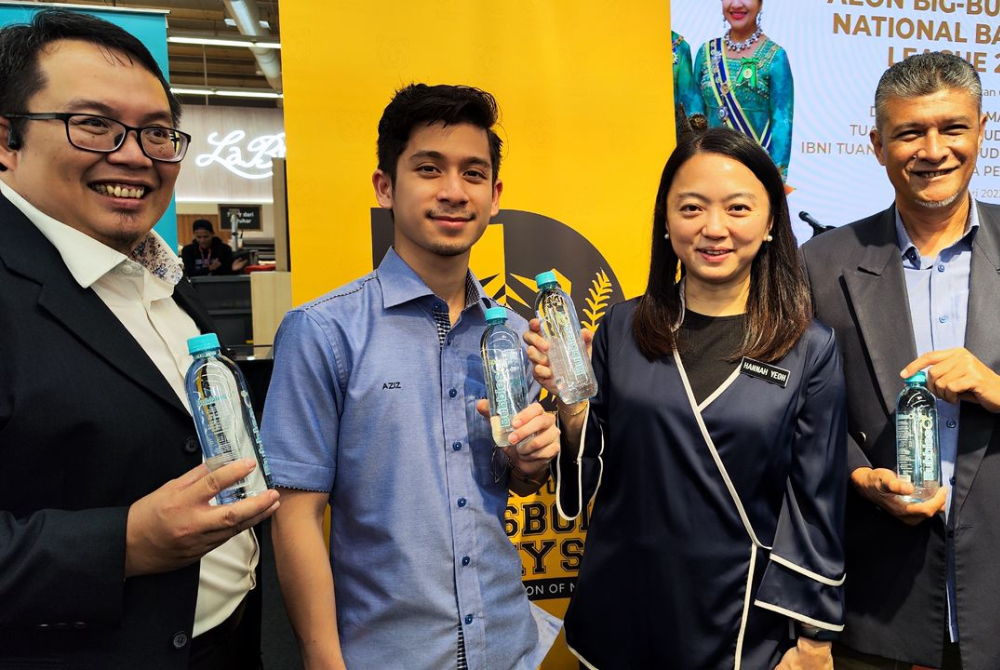 Abdul Aziz (second from left) with Youth and Sports Minister, Hannah Yeoh (third from left) at a recent event.