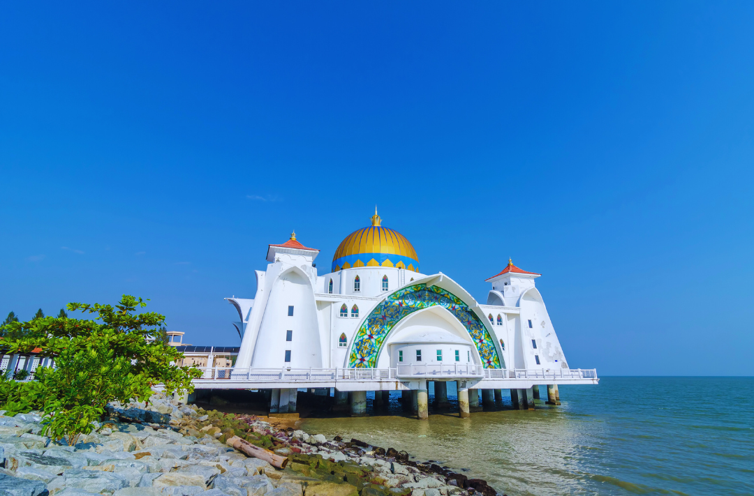 Check out the Melaka Straits Mosque. Photo: Canva 