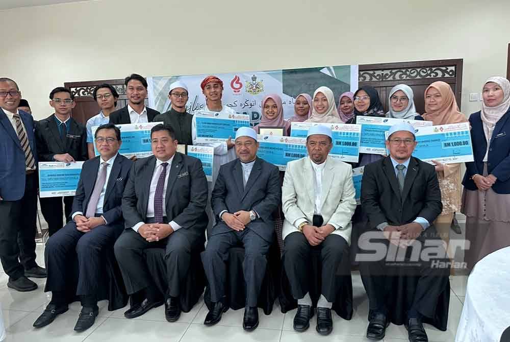Outstanding STPM and STAM students are seen with dignitaries. - PHOTO SINAR/ADILA SHARINNI WAHID