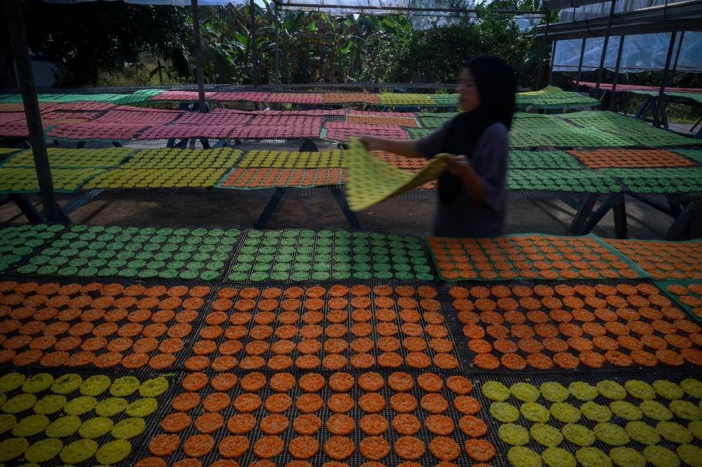 In a state steeped in history lies a nearly forgotten snack called inang-inang, a round, crispy cracker that boasts historical significance and holds a wealth of memories. Photo by Bernama