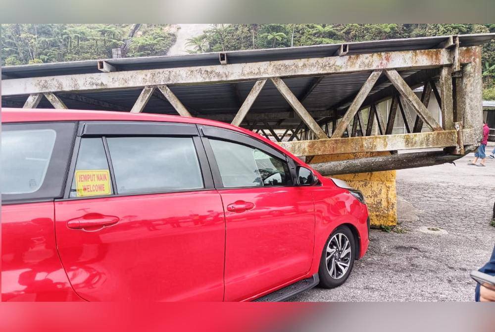 Both the bus and taxi sustained damage, but no injuries were reported among bystanders or passengers.