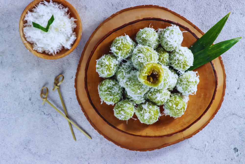 Onde-onde in Melaka is a beloved Nyonya delicacy—soft, chewy rice balls filled with molten gula Melaka and coated in freshly grated coconut, offering a burst of sweetness with every bite.
Photo illustrated by Sinar Daily 