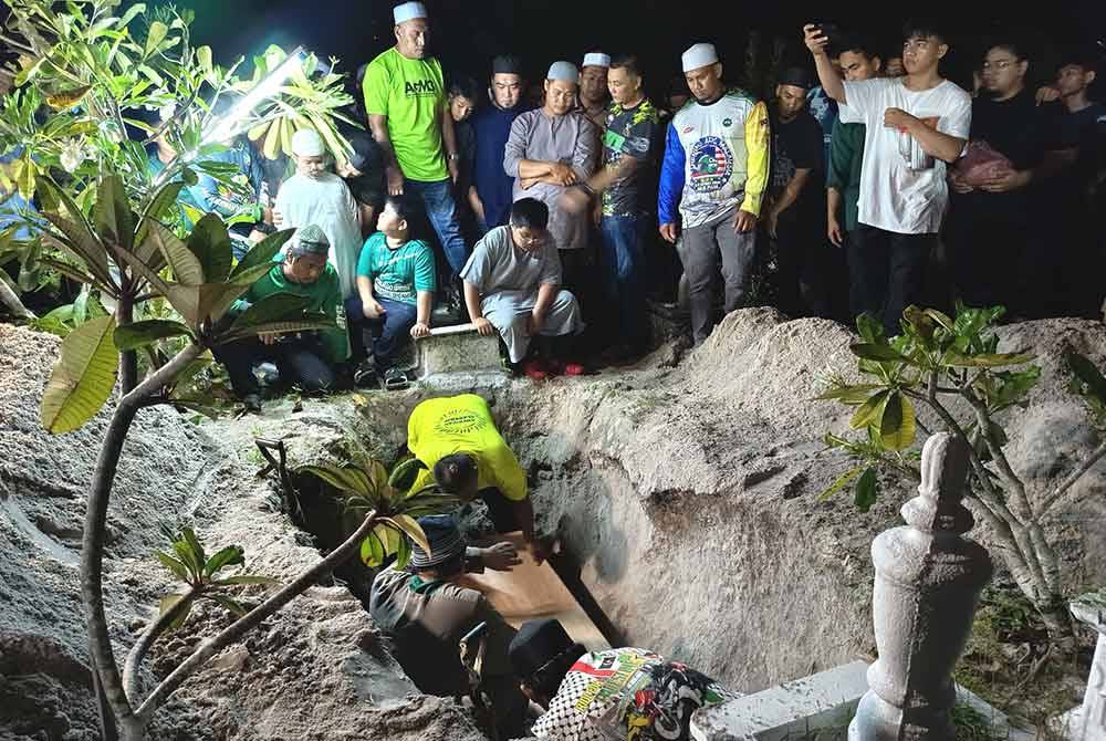 More than 2,000 people attended the funeral prayer and burial of the late Wan Hasbullah at Tanah Perkuburan Islam Sheikh Ibrahim, Jalan Pusara, Kuala Terengganu.