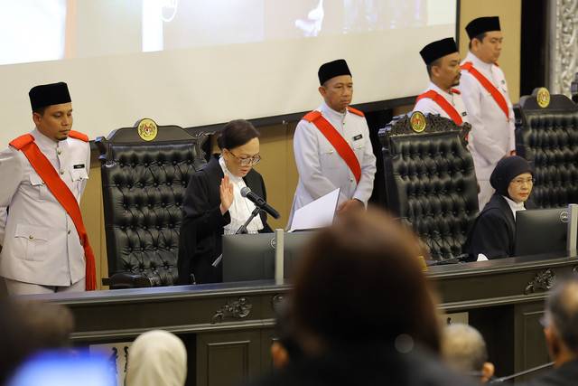 
Tan Sri Hasnah Mohammed Hashim (left) was sworn in as the Chief Judge of Malaya on Nov 12, 2024. - BERNAMA FILE PIX