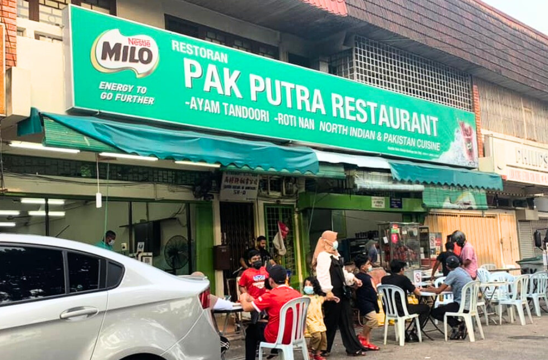 No visit to Malacca is complete without indulging in some delicious cheese naan at Pak Putra. Photo: Instagram 