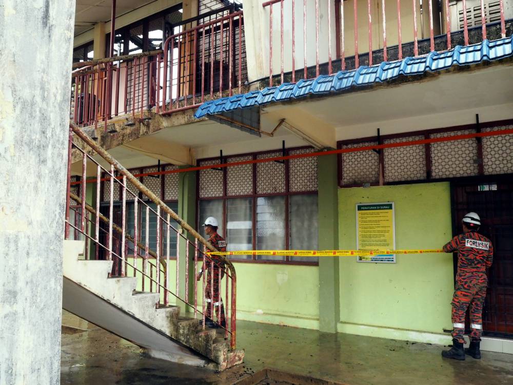 A fire broke out early Thursday morning at Sekolah Menengah Kebangsaan (SMK) Dang Anum, Merlimau, in the building housing the teacher's room and administration office, causing significant damage to the structure. - Photo by Bernama
