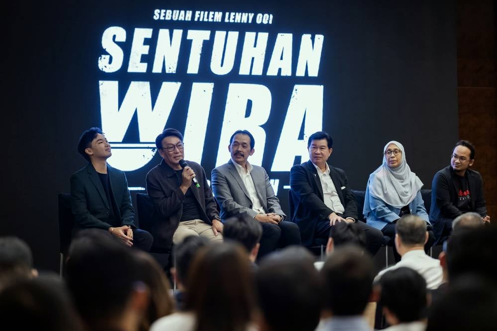 Director, Lenny Ooi (second from left) alongside national badminton legends, Datuk Rashid Sidek (third from left) and Datuk Cheah Soon Kit (third from right) at the memorandum of understanding (MoU) signing ceremony and press conference for the film Sentuhan Wira at a hotel today.
