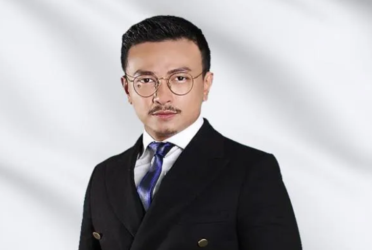 The High Court (Insolvency Division) declared fashion designer Datuk Jovian Mandagie bankrupt for failing to repay a "friendly loan" totalling RM5.28 million to an engineering and construction firm. - Photo: FACEBOOK / JOVIAN MANDAGIE