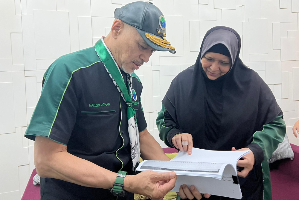 Nadzim (left) stated that the agents failed to provide official identification or original documents, offering only photocopies as proof of authority.
