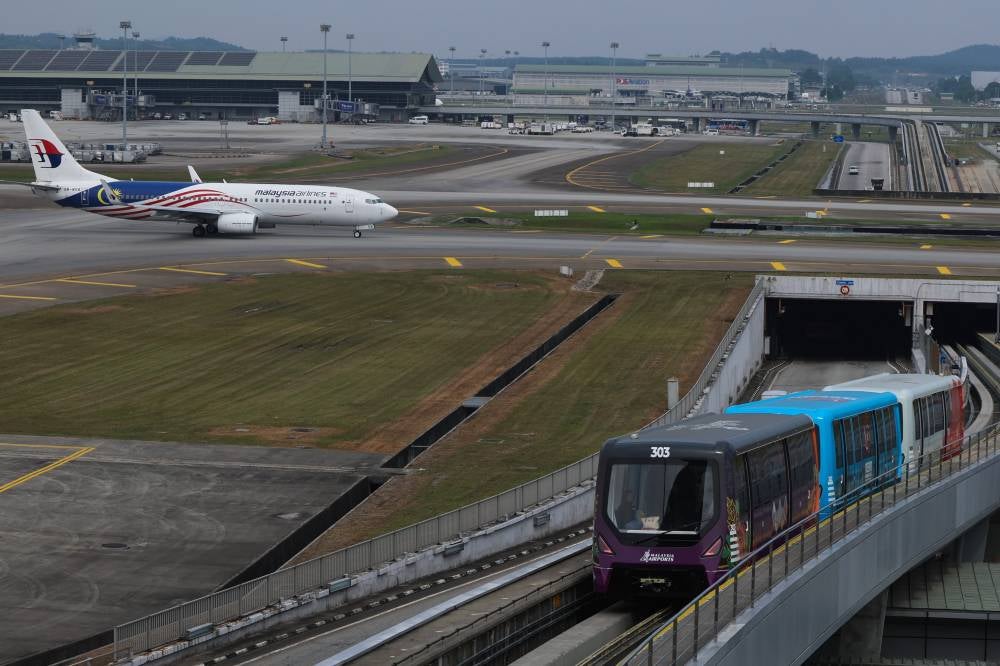 Malaysia Airports has confirmed that the KLIA Aerotrain service at Terminal 1 of the Kuala Lumpur International Airport (KLIA1) was temporarily suspended at 11 am today due to water accumulation in the tunnel following heavy rainfall. Bernama FILE PIX