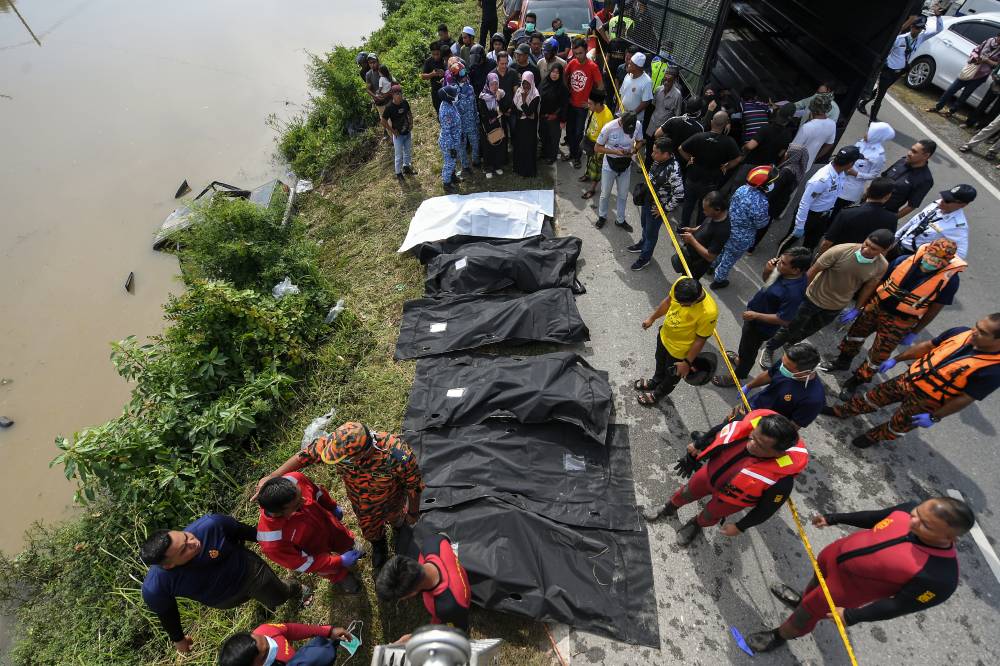 A married couple and their four children were found dead in a car that was pulled from Sungai Korok, in Kampung Kemboja, near here, this morning. Photo by Bernama