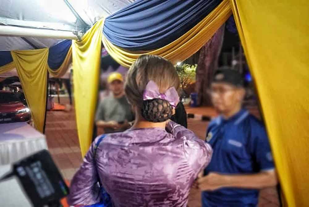 A social media influencer who dressed and acted like a woman was detained by Jaim in Banda Hilir, Melaka early Monday morning.