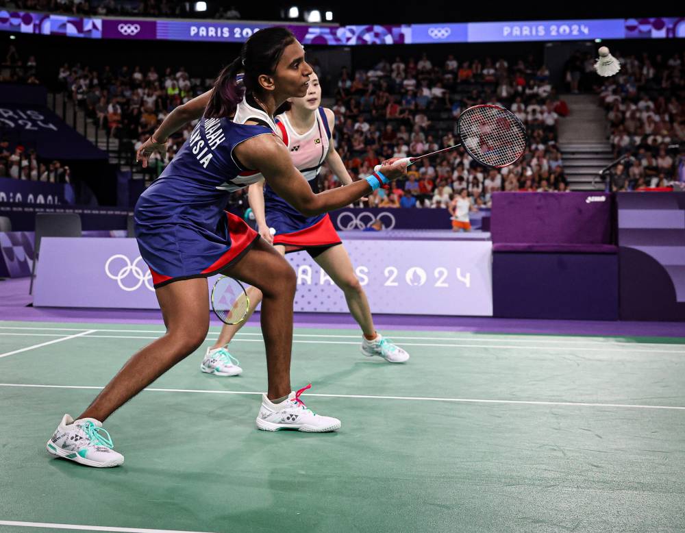 Malaysian badminton pair Pearly Tan and M. Thinaah put on a great show against Indonesia’s Rahayu Apriyani and Ramadhanti Siti Fadia Silvia at the Paris 2024 Olympics, held at the Arena Porte De La Chapelle recently. Bernama FILE PIX
