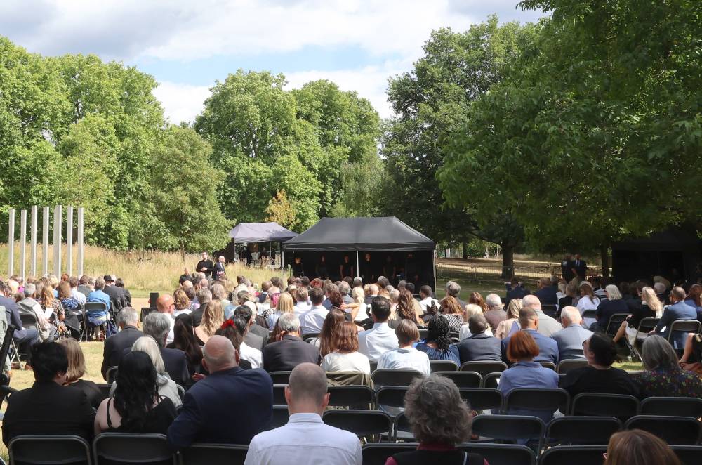 A general view at a memorial service at the 7/7 memorial in London's Hyde Park on July 7, 2025, to remember of the 52 people killed during the London bombings of July 7, 2005. Britain on Monday marks 20 years since the London bombings, when four homegrown Islamist extremists detonated suicide bombs on three underground trains and a bus across central London, killing dozens and injuring hundreds more. (Photo by Chris Jackson / POOL / AFP)