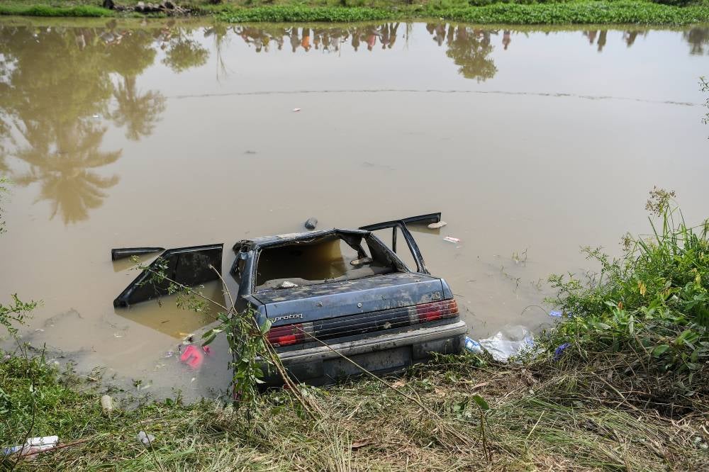 Muhammad Azim, 32, his wife Nurul Hidayah Khadijah Razman Efendi, 31, and their four children: Putra Rayyan Nur Izzat, 9; Hawa Adriana Nur Izzat, 8; Annayla Humaira Nur Izzat, 7; and Tuah Haydar, six months, were discovered inside their vehicle on Monday. - Bernama photo