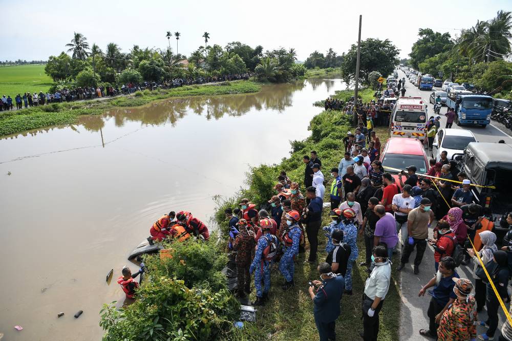 Temporary warning poles will be installed along Jalan Sungai Korok in Jitra as an immediate safety measure, ahead of more permanent infrastructure improvements such as guardrails and other road safety features that require budget approval.