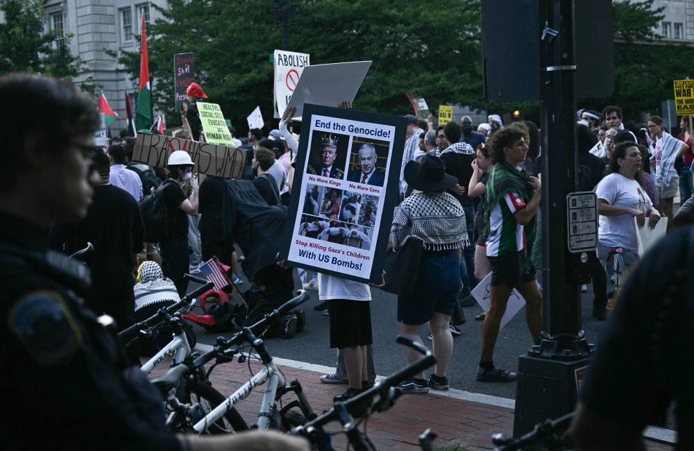 Protesters rally as Israeli Prime Minister Benjamin Netanyahu meets with US President Donald Trump in Washington, DC, on July 7, 2025. Prime Minister Netanyahu is meeting President Trump, who expressed hope for a "deal this week" between Israel and Hamas that sees hostages released from the Gaza Strip. Indirect negotiations between Israel and Hamas began on July 6 in Doha, aiming to broker a ceasefire and reach an agreement on the release of hostages in exchange for Palestinian prisoners. (Photo by Brendan SMIALOWSKI / AFP)