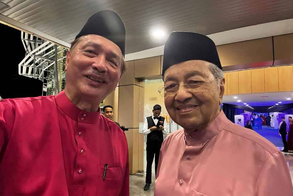 Dr Noor Hisham (left) and Tun Dr Mahathir.