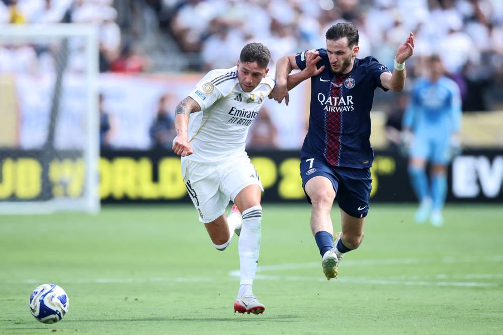 Federico Valverde #8 of Real Madrid C. F. is challenged by Khvicha Kvaratskhelia #7 of Paris Saint-Germain during the FIFA Club World Cup 2025 semi-final match between Winner Game 59 and Winner Game 60 at MetLife Stadium on July 09, 2025 in East Rutherford, New Jersey. Alex Grimm/Getty Images/AFP (Photo by ALEX GRIMM / GETTY IMAGES NORTH AMERICA / Getty Images via AFP)