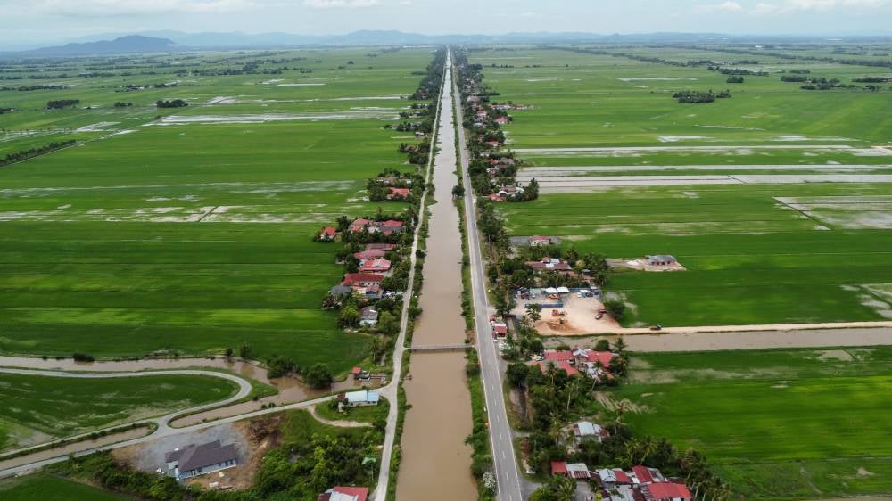 Previously, it was reported that a couple, Mohamad Azim Izat Ishak, 32, and Nurul Hidayah Khadijah Razman Efendi, 31 along with their four children, Putra Rayyan, 9; Hawa Adriana, 8; Annayla Humaira, 7 and their six-month-old baby boy, Tuah Haydar, tragically died when their car skidded into Sungai Korok in the early hours of last Saturday. Photo by Bernama