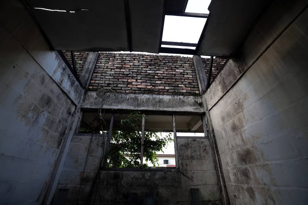 The PKNS public flats in Jalan Kuching, comprising 15 blocks and 600 units, stand in a state of neglect, caught between abandonment and decay. Photo by Bernama