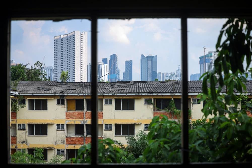 The PKNS public flats in Jalan Kuching, comprising 15 blocks and 600 units, stand in a state of neglect, caught between abandonment and decay. Photo by Bernama