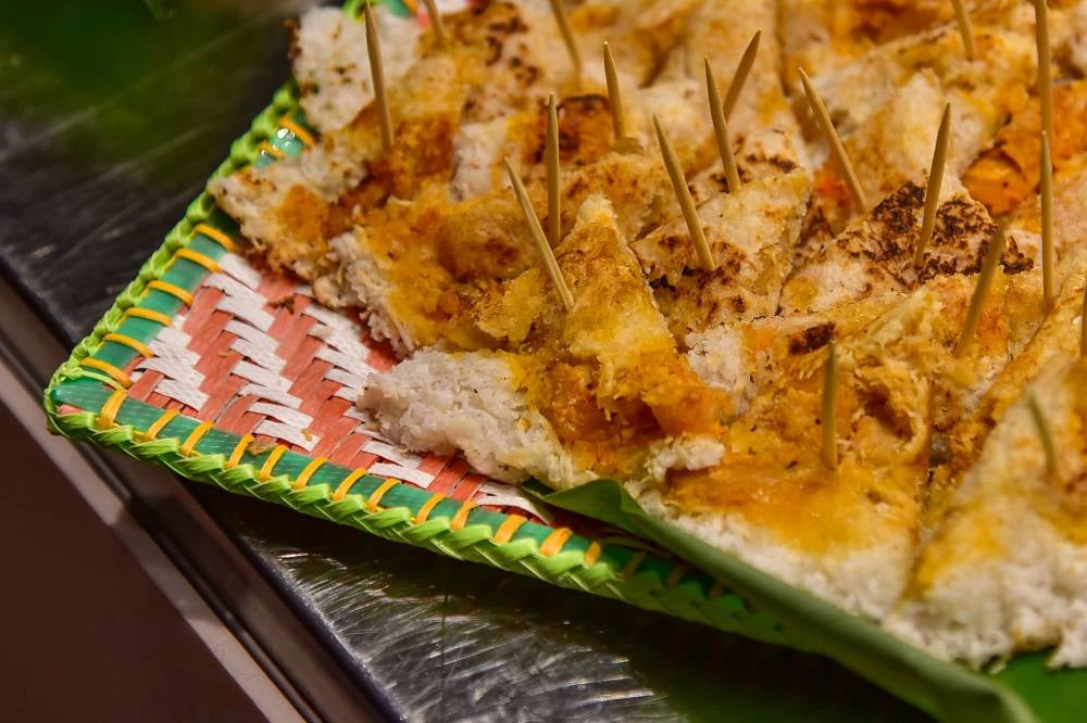 Tumpik, a traditional Sarawak delicacy, once served as a staple during the British colonial era. More than just a snack, it can be enjoyed with various fillings such as shrimp, fish, and gula apong (palm sugar), as showcased during the launch of Serumpun Sarawak. Photo by Bernama