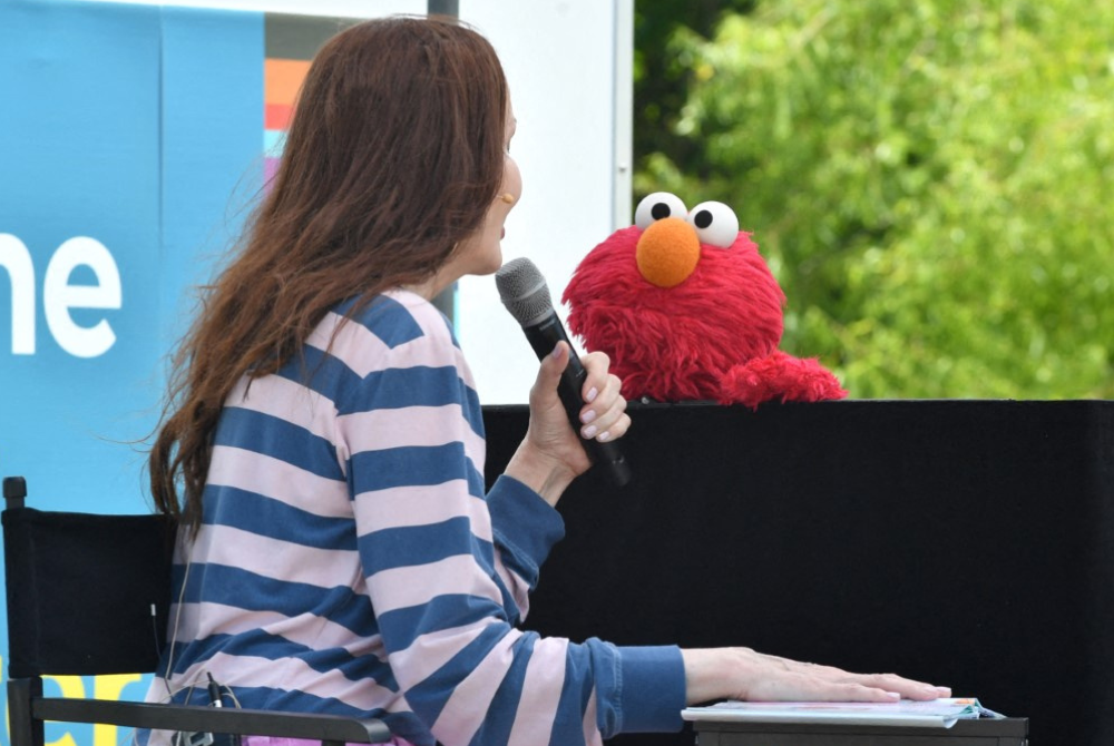 Elmo appear onstage for 