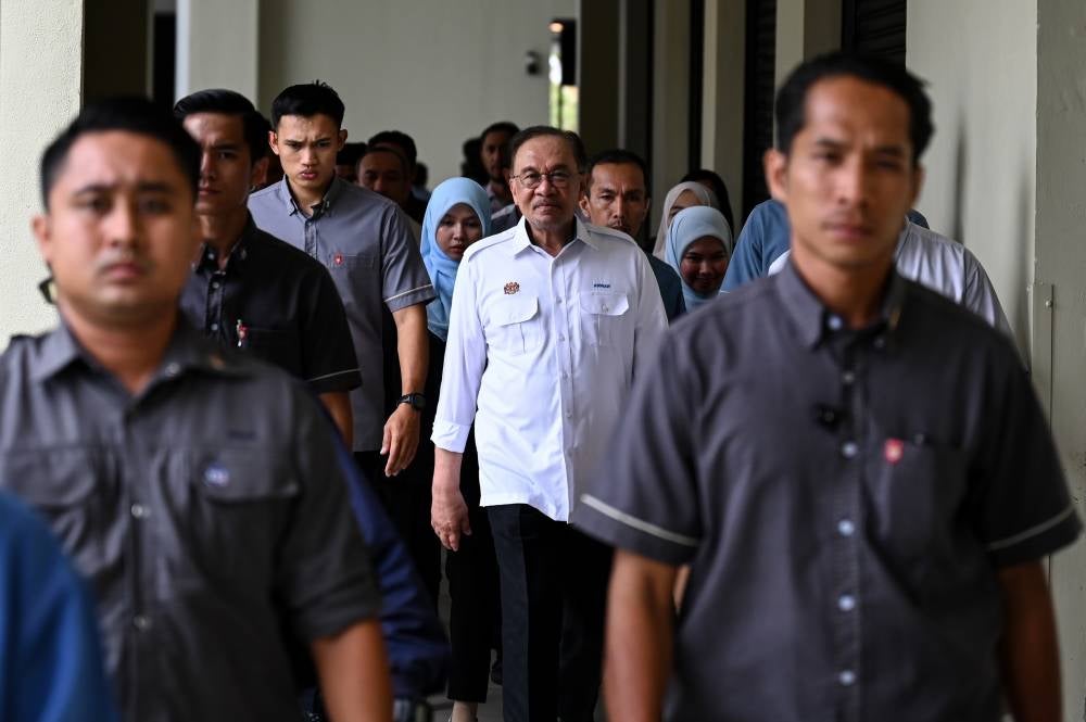 It was reported that Rafizi, who is also the former Economy Minister said he was already aware of the explanation Anwar (centre) was expected to give during the meeting. - Bernama photo
