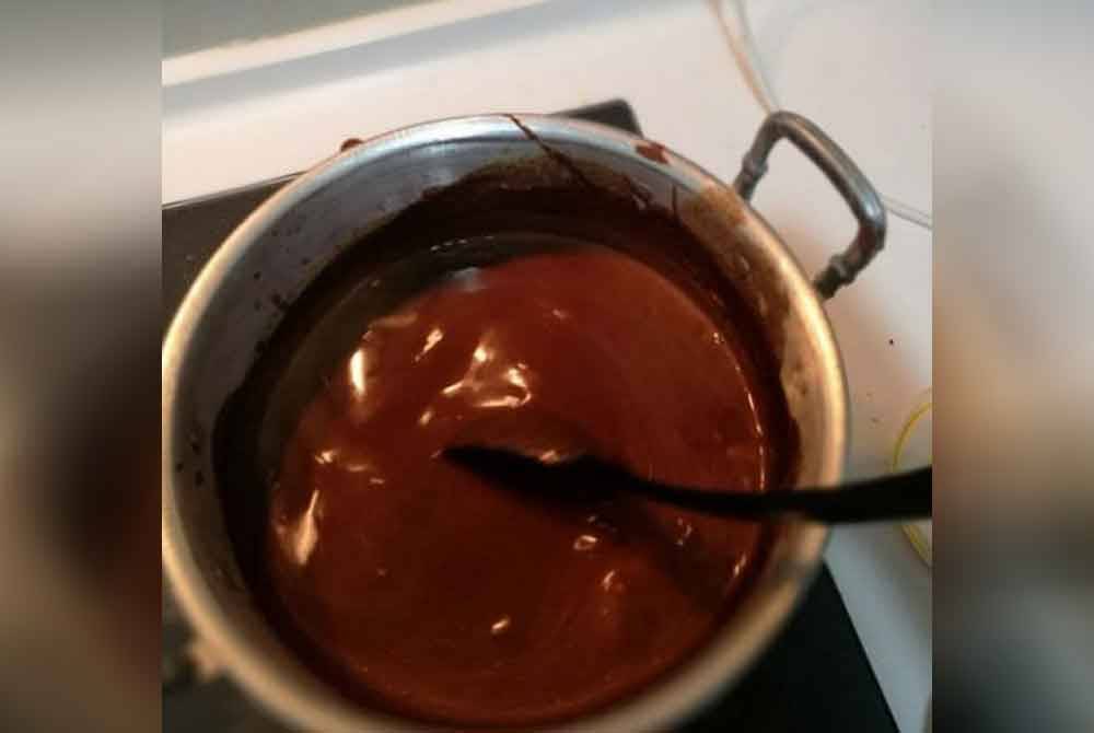 Diana Tahir and Rahim Shukor said that the drink is merely a blend of pure cocoa, honey and natural spices specially formulated to help calm the mind. Photo: Facebook/Diana Tahir