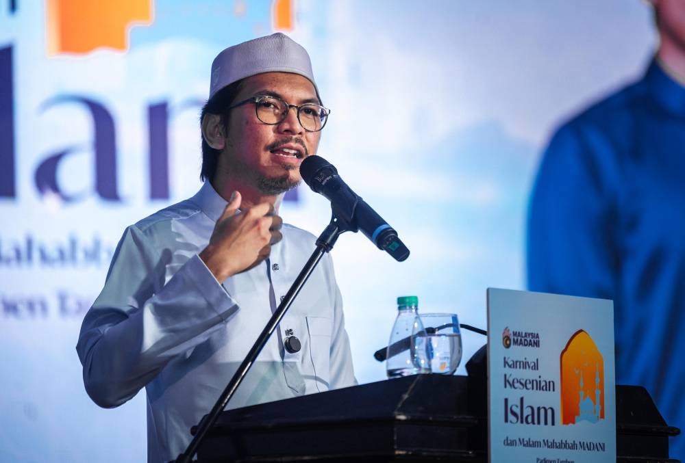 Angkatan Muda Keadilan chief Muhammad Kamil Abdul Munim delivering his speech at the Tambun Parliamentary Constituency Islamic Arts Carnival and Mahabbah Madani Night. - Photo by Bernama