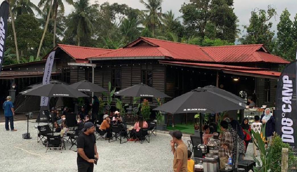 Located in Lenggeng, Negeri Sembilan, the cafe, do8camp, blends traditional heritage with a relaxed, modern vibe to attract visitors.