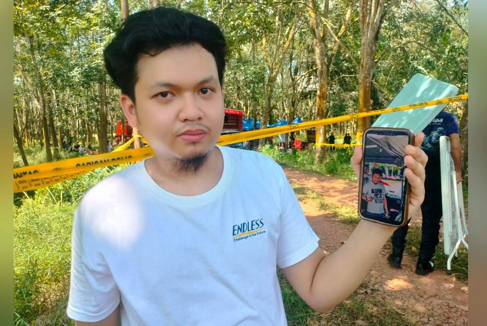 Mohammad Syahmi shows a photo of Tengku Nizaruddin who is feared missing.