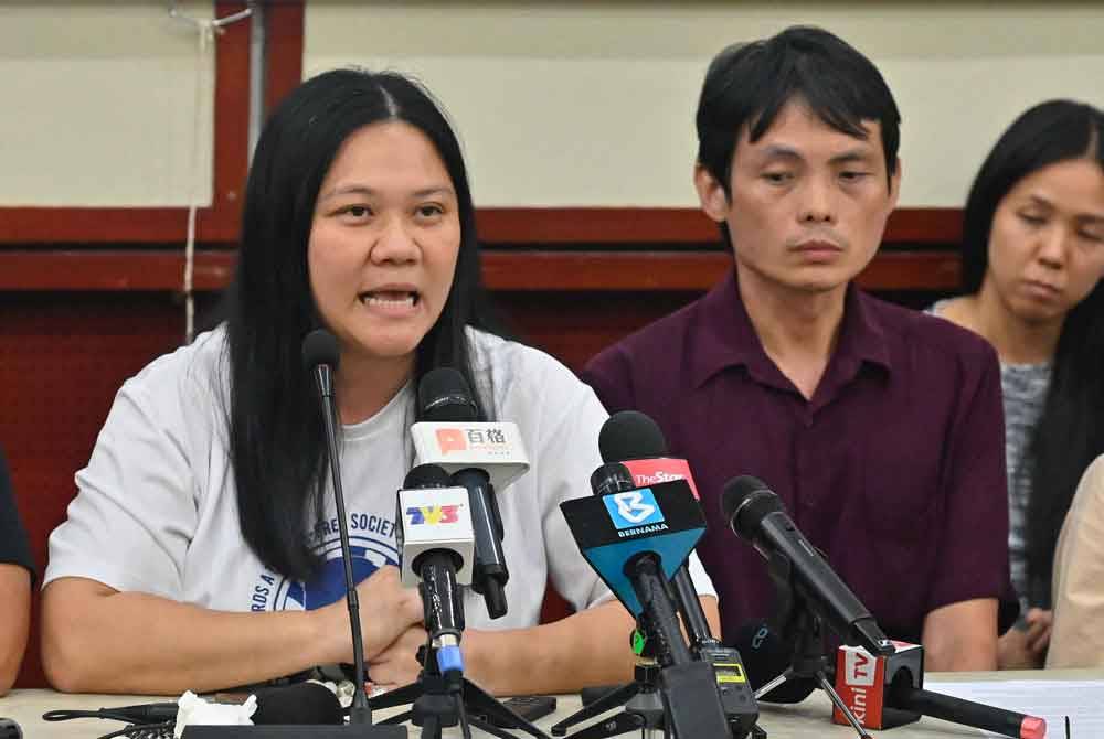 Teoh Lee Lan (left) during a press conference in Kuala Lumpur.