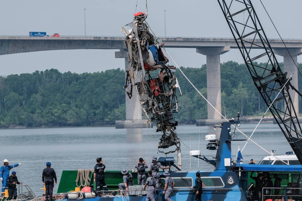 The operation to retrieve the AS355N helicopter with registration number 9M-PHG began early this morning and the wreckage was lifted from the seabed at 11am. Photo by Bernama