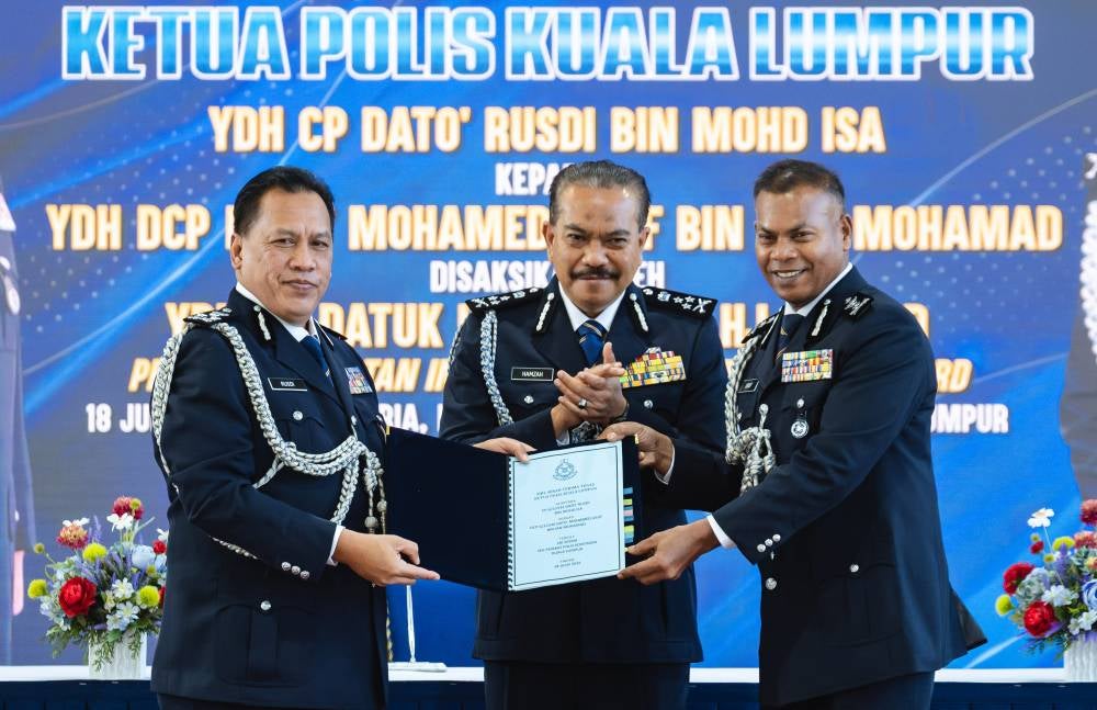 The handover-of-duties ceremony was held at the Kuala Lumpur contingent police headquarters (IPK) and witnessed by Datuk Hamzah Ahmad, director of Bukit Aman’s Integrity and Standards Compliance Department. - Bernama photo