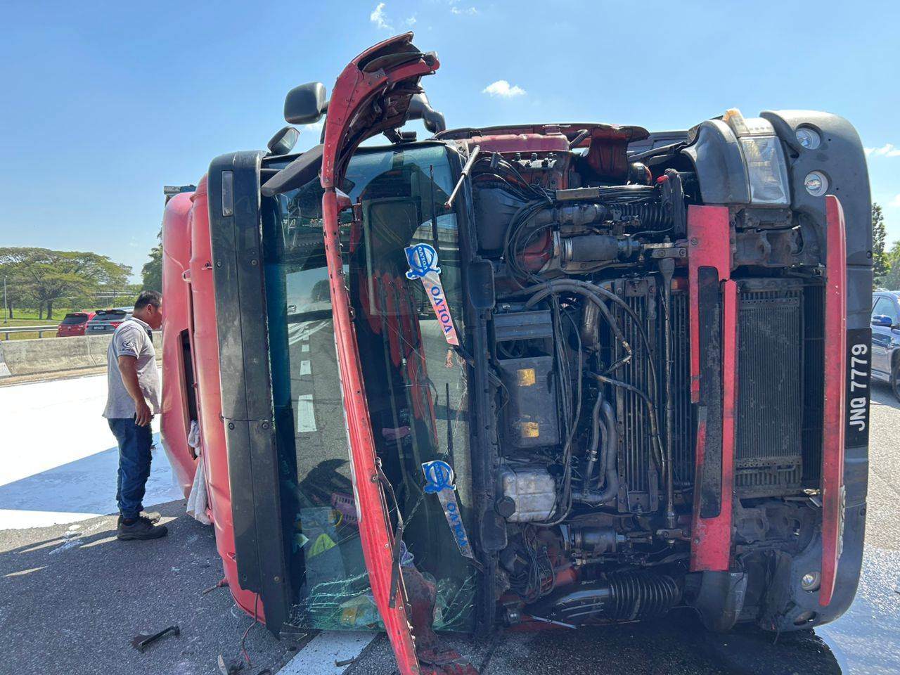 Upon arrival, it was found that the container lorry was carrying chemical substances including Sulphur, Calcium Carbonate and Titanium Oxide in liquid form, stored in 10 ABC Tanks with a capacity of 1,000 litres each. - Photo courtesy of JBPM