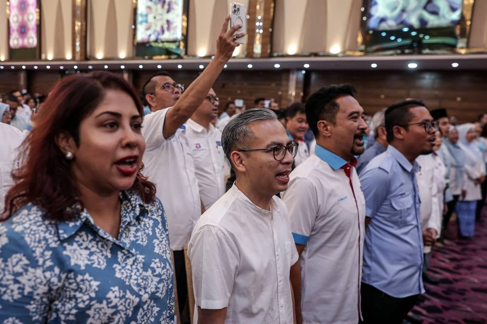 PKR communications director Datuk Fahmi Fadzil (two, left) during a closed-door meeting between PKR president Datuk Seri Anwar Ibrahim and PKR Selangor leaders today. - Photp by Bernama