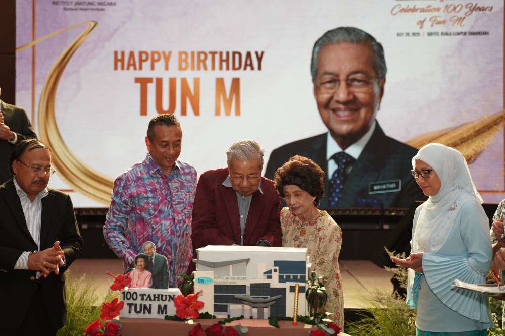 The appreciation ceremony also marked a significant moment in IJN’s history as it celebrated the 100th birthday of its founding visionary, Tun Dr Mahathir Mohamad and the 99th birthday of Tun Dr Hasmah Mohamad Ali.