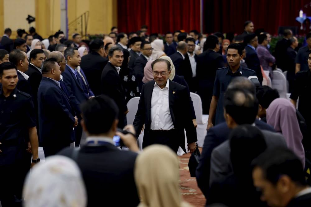 Prime Minister Datuk Seri Anwar Ibrahim said that a major gesture of appreciation for the rakyat will be unveiled either tomorrow or the day after. - BERNAMA FILE PIX