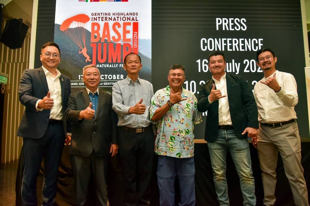 Ababil Base Jump Club chairman Abdul Aziz Ahmad (centre), with Hoverland Sdn Bhd Executive Director Frank See (second from right) and Executive Vice President of Ion Majestic Hospitality, Tee Yih Fung (left), posing for a photo during the Ababil Base Jump Club press conference announcing the Genting Highland International Base Jump 2025 extreme sports event at NCT Tower. Photo by Bernama