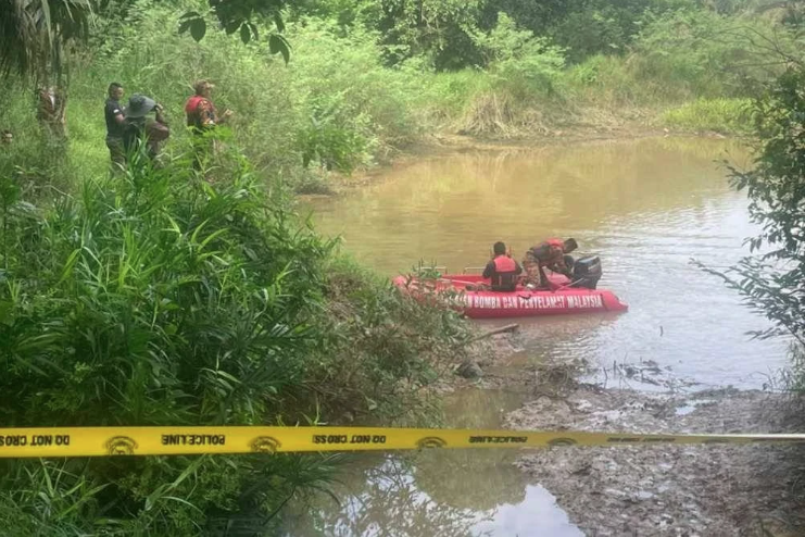 The Water Rescue Team (PPDA) was also assigned to the scene, in addition to the deployment of seven assets, including a drone from the Fire Department. - Photo courtesy of JBPM