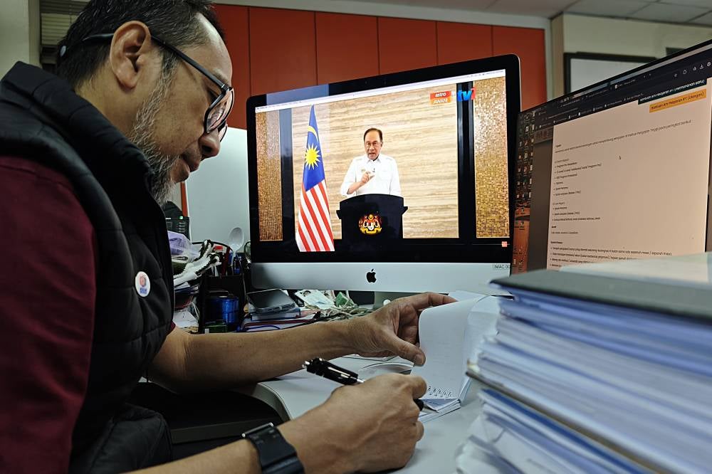  Anwar announced that the price of RON95 petrol would be reduced once the targeted subsidy mechanism is implemented, with Malaysians expected to pay RM1.99 per litre. - Bernama photo