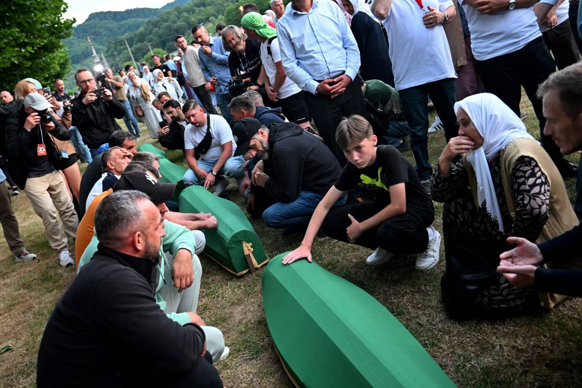 Bosnian Muslims mourn over the caskets with the remains of their relatives ahead of a burial ceremony at the memorial cemetery in village of Potocari, near the eastern Bosnian town of Srebrenica, on July 10, 2025, marking the 30th anniversary of the Srebrenica massacre. Thousands of people are expected to gather in Srebrenica on July 11 to commemorate the genocide committed 30 years ago by Bosnian Serb forces, one of Europe's worst atrocities since World War II. The remains of seven victims of the massacre will be laid to rest during Friday'sc ommemorations, marking the bloodiest episode of Bosnia's inter-ethnic war in the 1990s. The war broke out after Bosnia declared independence, a move supported by the country's Muslims and Croats but rejected by Serbs.
On July 11, 1995, after a siege of more than three months, Bosnian Serb forces captured the eastern town - a UN-protected enclave at the time. (Photo by Elvis BARUKCIC / AFP)