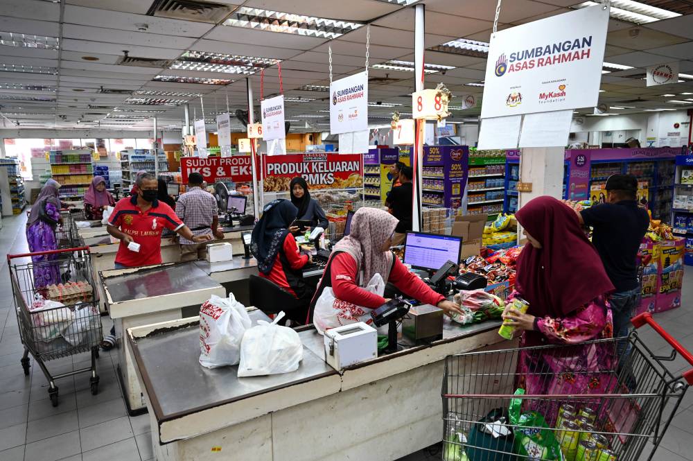 Recipients of the Rahmah Cash Contribution (SARA) were seen purchasing essential items during a photo survey by BERNAMA at a supermarket in Kuala Terengganu recently. Photo by Bernama