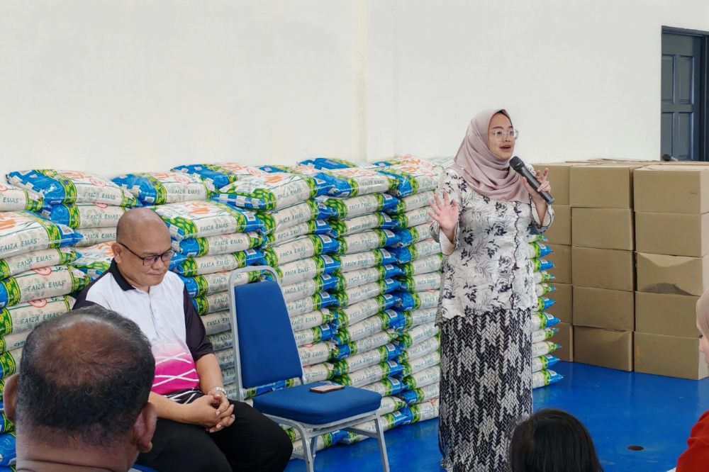 Amira Aisya talking to her constituents. (Photo from Pusat Khidmat Puteri Wangsa)